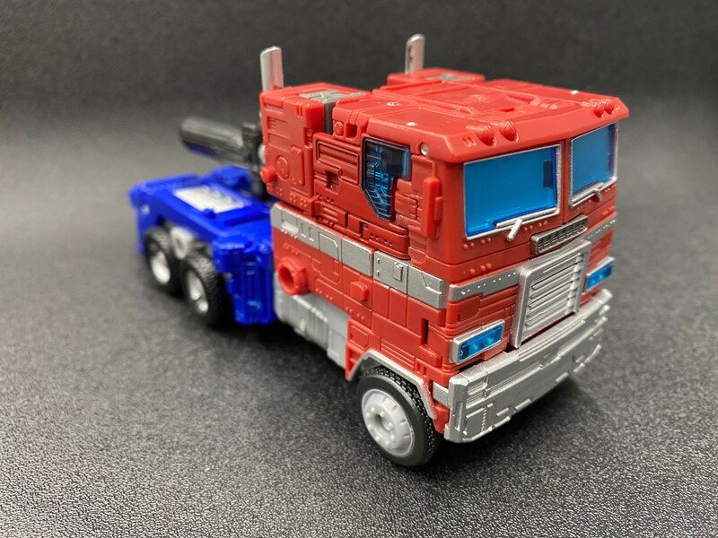 Takara Kingdom KD 19 Optimus Prime Official In Hand Images  (2 of 3)